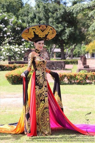 Cao Thùy Linh nổi bật trong chiếc áo dài dân tộc của nhà thiết kế Tuấn Hải với họa tiết rồng, trống đồng và hoa văn cung đình tại cuộc thi Hoa hậu Quốc tế 2014.